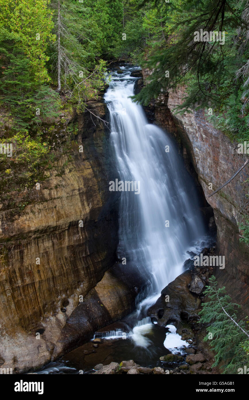 Bergmanns Falls abgebildet Felsen-Staatsangehöriger Lakeshore Stockfoto