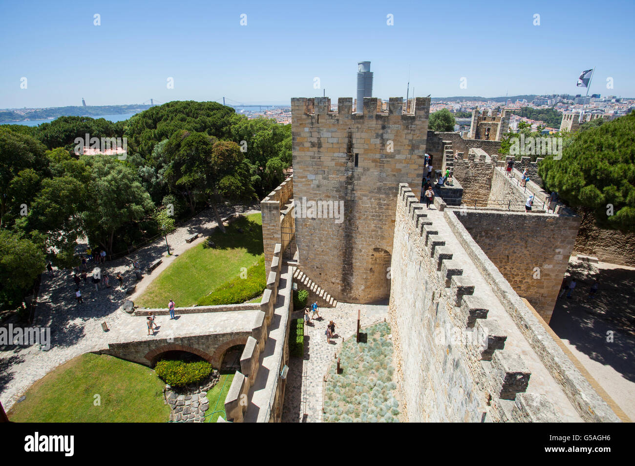 Das Castelo de São Jorge (Saint George Castle) Wände und Touristen in Lissabon, Portugal. Stockfoto