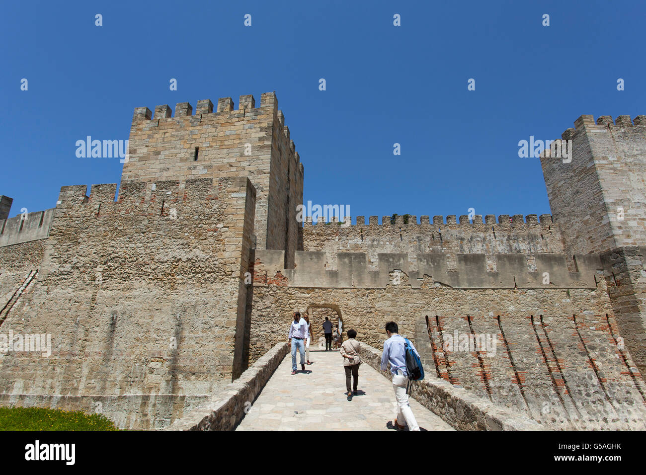 Das Castelo de São Jorge (Saint George Castle) Wände und Touristen in Lissabon, Portugal. Stockfoto