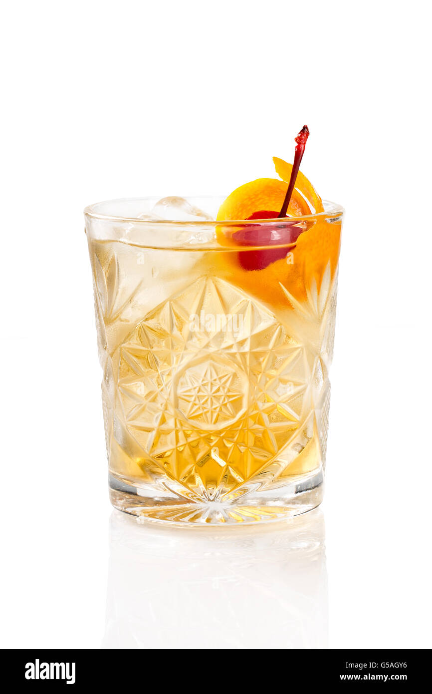 Klassische Old Fashioned Cocktail isoliert auf weißem Hintergrund. Stockfoto