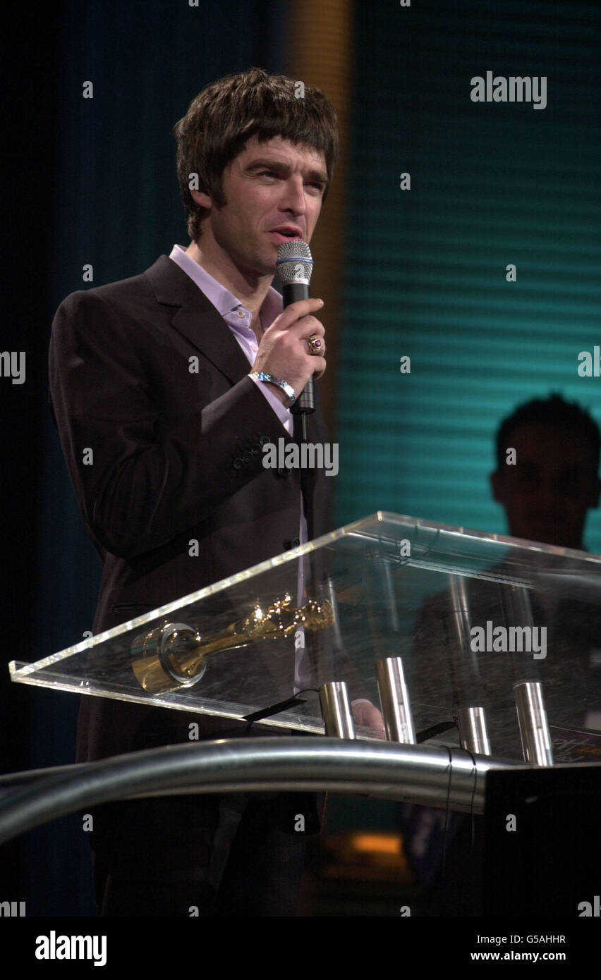 Noel Gallagher von der Band Oasis, die einen Preis bei den Brit Awards 2001 im Earls Court in London überreicht. Stockfoto