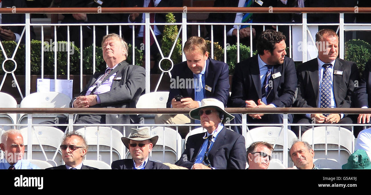 Cricket - 2012 Investec Test Series - erster Test - England gegen Südafrika - erster Tag - das Kia Oval. Justizminister Ken Clarke legt die Augen auf, als er England und Südafrika beobachtet Stockfoto