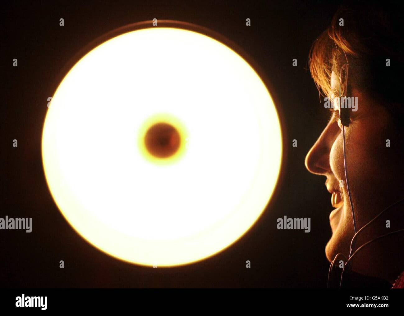 Harriet Wood, vom Science Museum, London, demonstriert 'The Mind Switch' im Rahmen der Brain Awareness Week im Museum. Mit der neuesten wissenschaftlichen Technologie aus Australien - bekannt als der Geist-Schalter - * eine Person kann bis zu einem Satz von Drähten, die Aufnahme, Alpha-, Beta- und Theta-Wellen im Gehirn verbunden werden. Die alpha-Wellen, bekannt als die guten Wellen - prominent, wenn eine Person bereit ist oder entspannen - sind, was löst den Schalter. Wenn eine Person ihre Augen schließt, erhöhen sich die Alpha-Strahlen und die größere Amplitude liefert genug Energie, um das Licht einzuschalten. Stockfoto