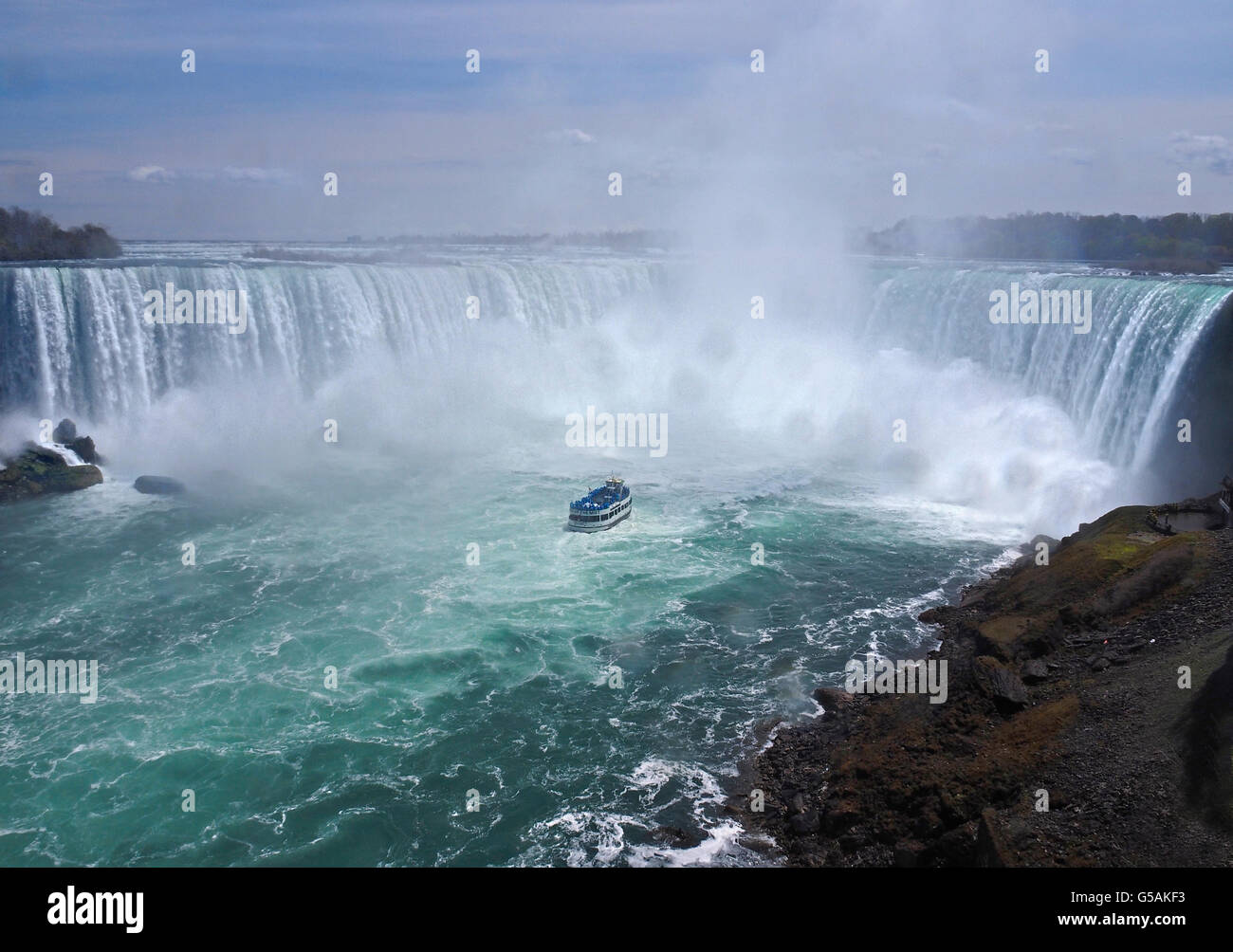 Touristenboot nähert sich Hufeisen Niagara falls kan Stockfoto