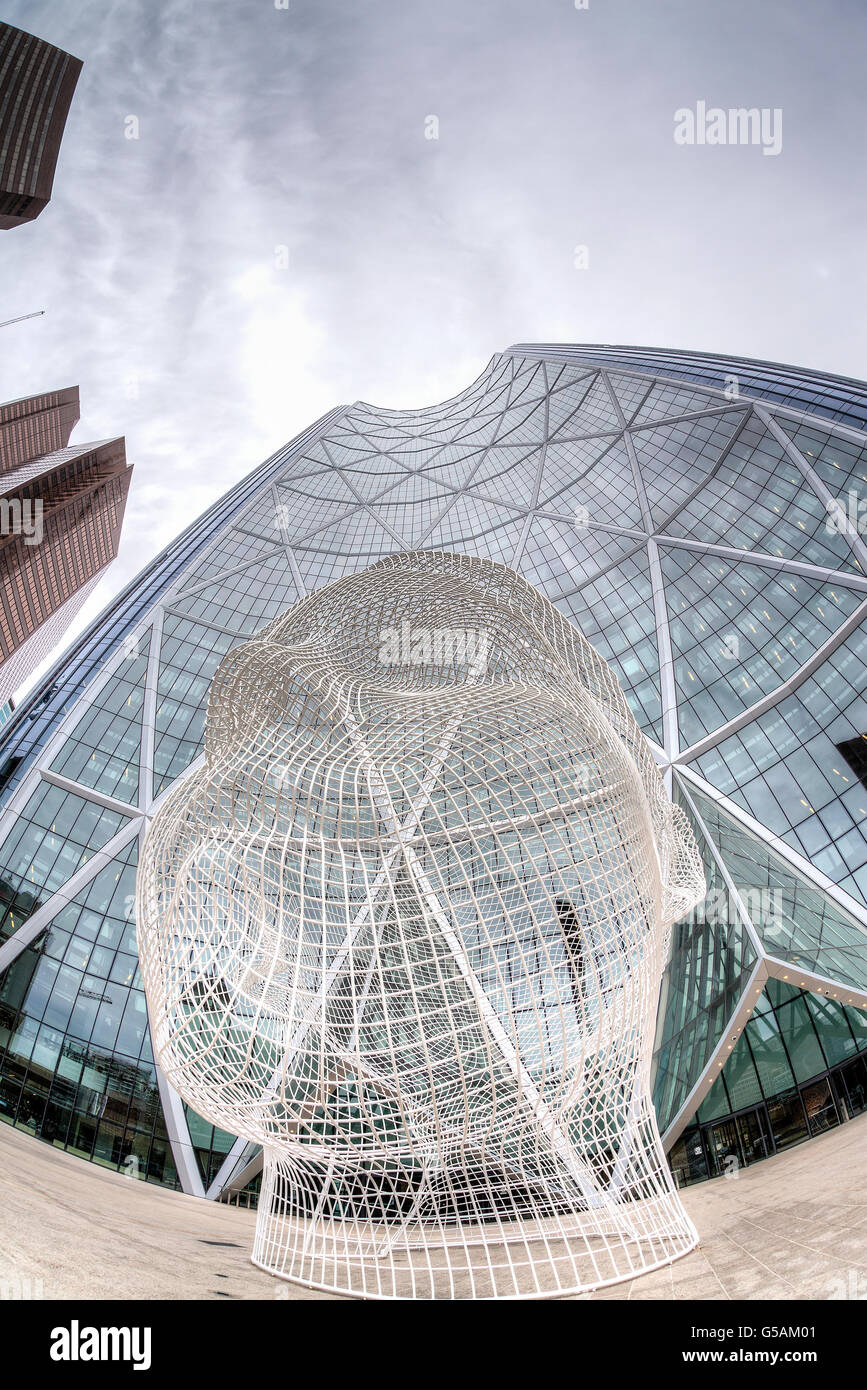 CALGARY, Kanada - 14 Juni: Wunderland Skulptur von Jaume Plensa vor dem Bogen-Turm in der Innenstadt von Calgary. Stockfoto