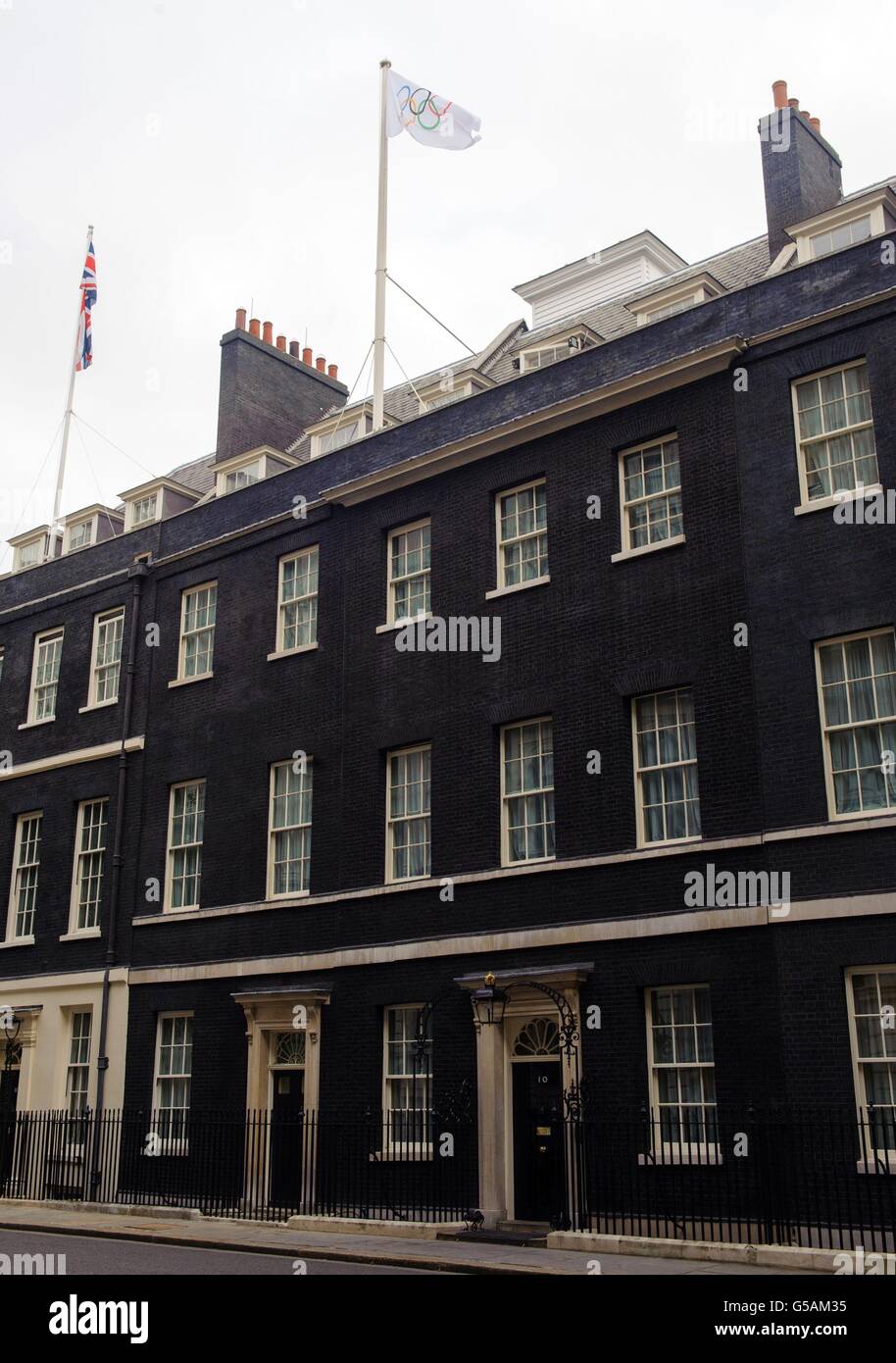Olympische Flagge in Downing Street. Eine Flagge mit den Olympischen Ringen wird auf der Downing Street 10 in Westminster, im Zentrum von London, geflogen. Stockfoto