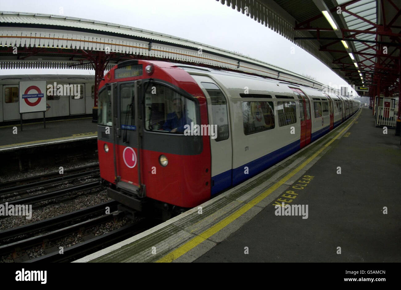 Ein Londoner U-Bahn-Zug fährt an der U-Bahn-Station Ravenscourt Park vorbei und trägt seine rote Nase zu Hilfe des Red Nose Day von Comic Relief. * 10/1/03: London Underground feiert seinen 140. Geburtstag. Als Metropolitan Railway Company eröffnete sie 1863 die weltweit erste unterirdische Passagierlinie zwischen Farringdon und Paddington. Die Strecke war dreieinhalb Meilen lang und bildete die Grundlage für das Londoner U-Bahnnetz, das derzeit eine 16 Milliarden-Teilprivatisierung durchläuft, um das verfallende System zu reparieren. Stockfoto