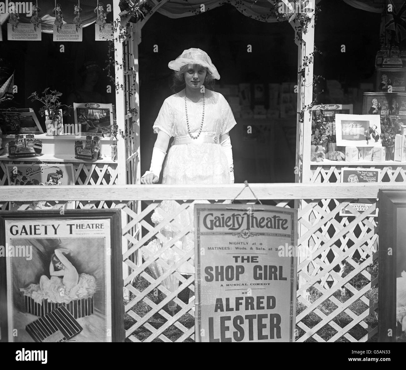 Miss Evelyn „Boo“, bekannt als „The Shop Girl“, nimmt an einer Theatergartenparty in Chelsea, London, Teil. Stockfoto