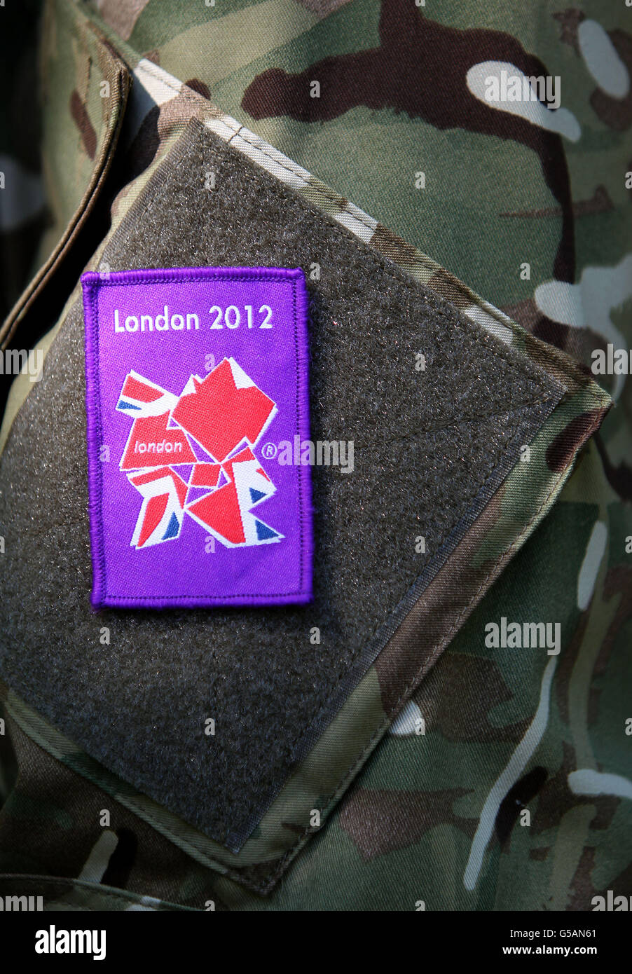 Detail eines Abzeichen auf dem Ärmel eines Soldaten, der die Mitglieder der Öffentlichkeit bei der Navigation durch den St James' Park und die Horse Guards Parade in London unterstützt, vor den Olympischen Spielen, die später in dieser Woche beginnen. Stockfoto