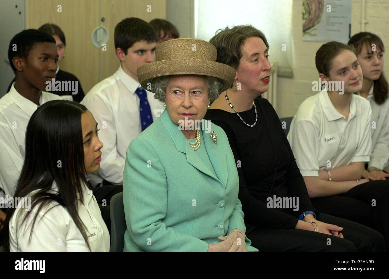 Queen Elizabeth II. Hört sich an der Morpeth Secondary School in Bethnal Green, Ost-London, Gedichte von John Agard an, während sie an einem Tag unter dem Motto „Bücher“ berühmte Autoren traf, einen Buchladen besuchte und Verleger besuchte. Stockfoto