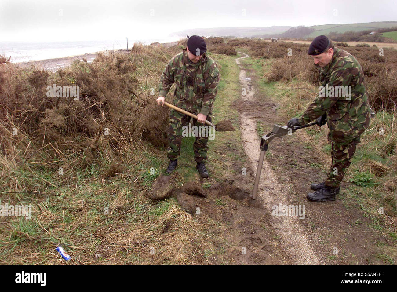 Major Les Rutherford (rechts) und CPL Gordon Molyneux vom 33 Engineering Regiment (Explosive Ordnance Disposal) fegen Slapton Beach in Devon nach lebenden Muscheln. * 15,000 amerikanische Soldaten nutzten den Strand, um den Einsatz von Live-Waffen für die Landungen am D-Day während des Zweiten Weltkriegs zu üben Nachdem 300 m der Straße vor kurzem weggespült wurden, wurde eine Muschel entdeckt, was zu Verzögerungen bei der Neuverlegung einer neuen Route über den Strand führte. Stockfoto