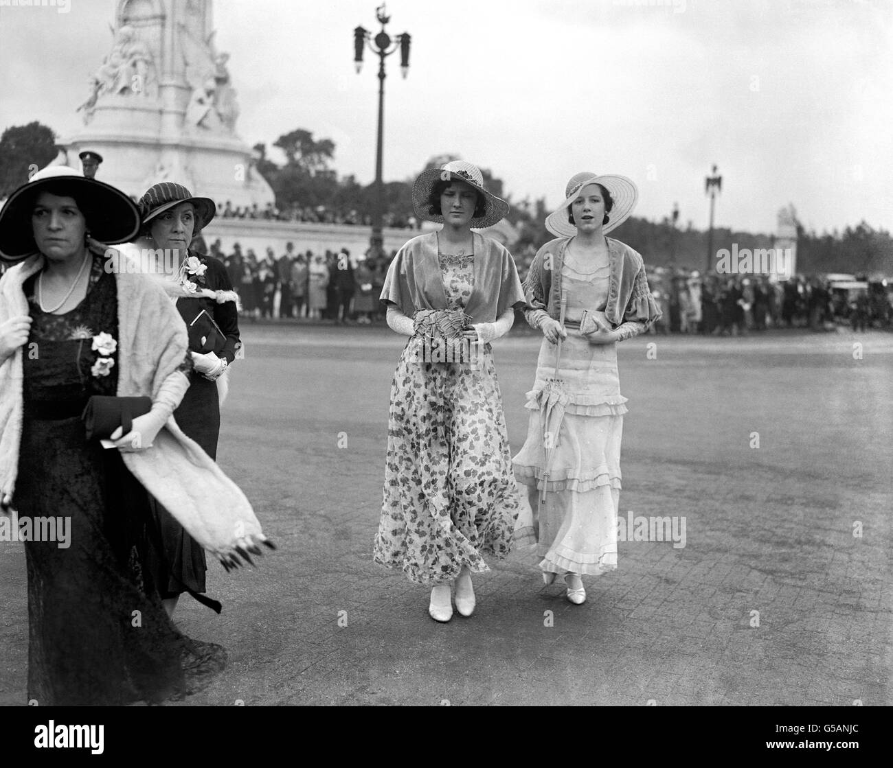 Die Royal Garden Party im Buckingham Palace, London. Zwei modische weibliche Gäste, die im Sommer 1932 vor den Toren ankommen. Stockfoto