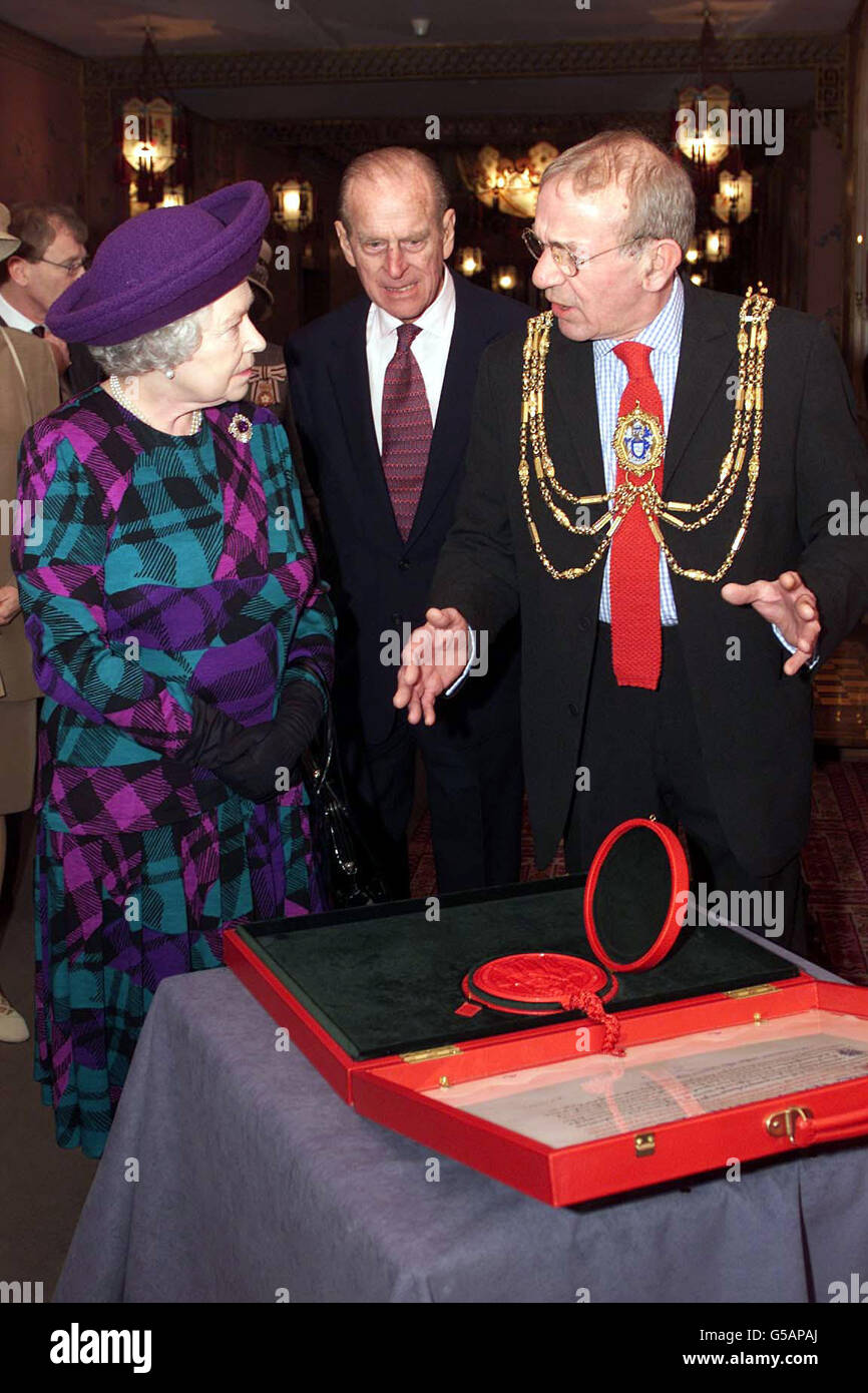 Die britische Königin Elizabeth II. Und der Herzog von Edinburgh im Royal Pavilion in Brighton mit dem Stadtmajor Andy Durr (rechts) und dem Letters Patent, dem offiziellen Siegel des Stadtstatus. Brighton gewann den Stadstatus, um die Jahrtausendwende zu markieren. Stockfoto