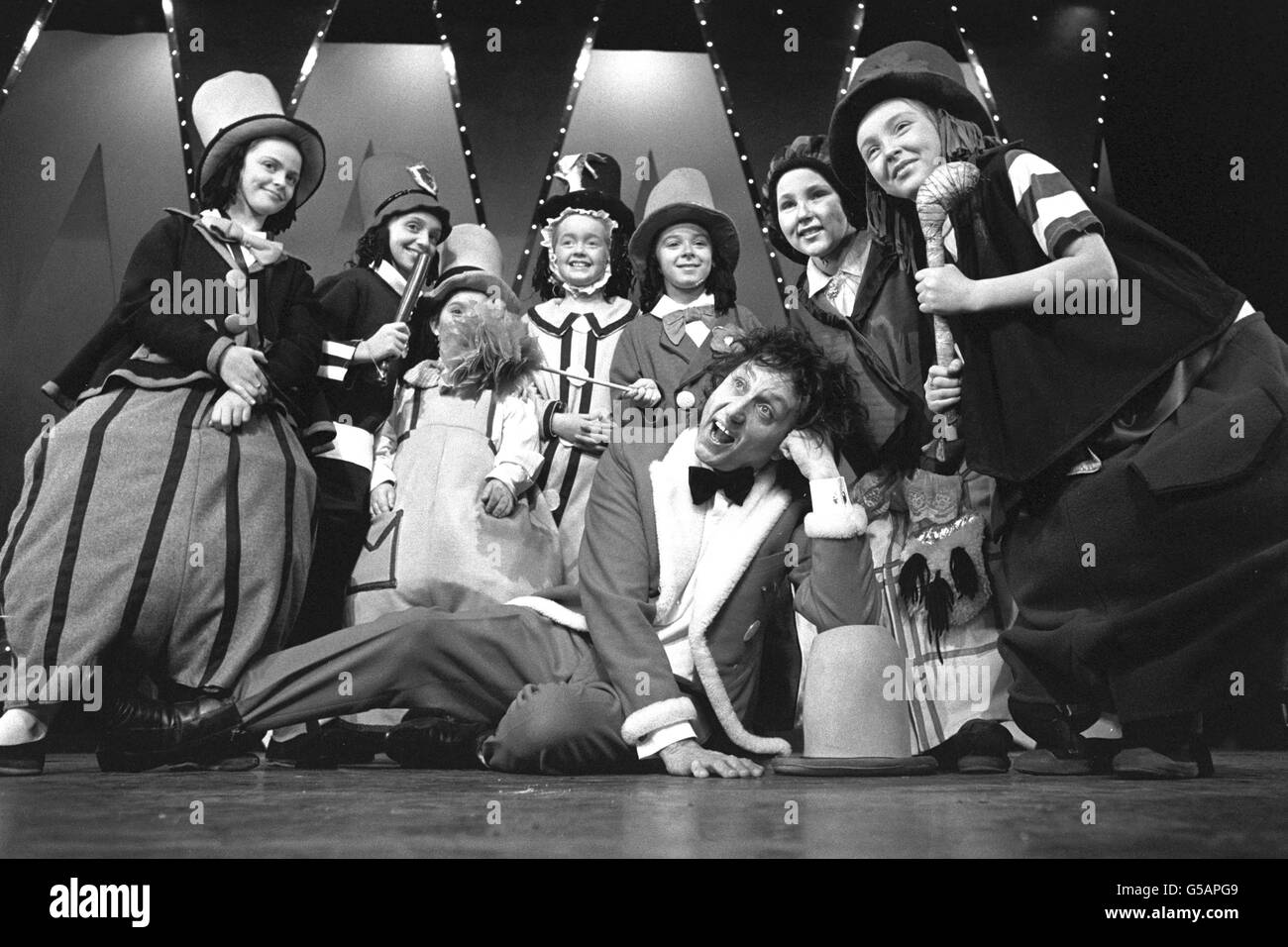 Entertainer Ken Dodd (Mitte) mit seinen Diddy-Männern, der 1973 im Ken Dodd Spectacular im Opernhaus in Manchester auftrat. Stockfoto