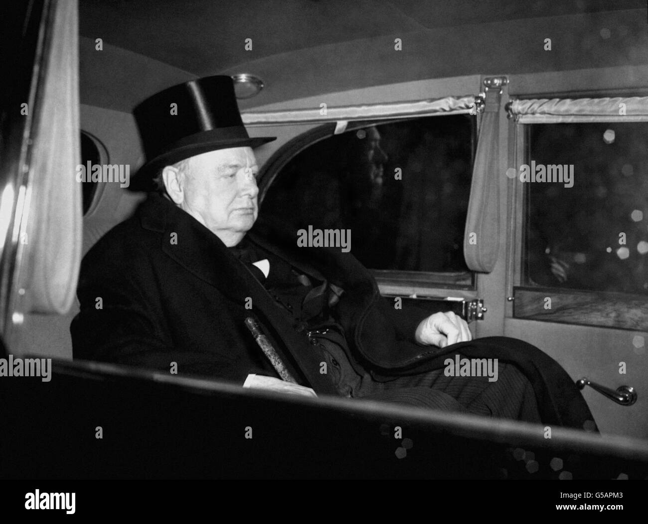 Sein Gesicht spiegelt die Trauer der Nation über den Tod des Königs wider und Premierminister Winston Churchill verlässt den St. James' Palace, London, nachdem er an der Sitzung des Privy Council teilgenommen hat, die automatisch zum Tod des Souverän und bekannt als Beitrittsrat einberufen wurde. Stockfoto