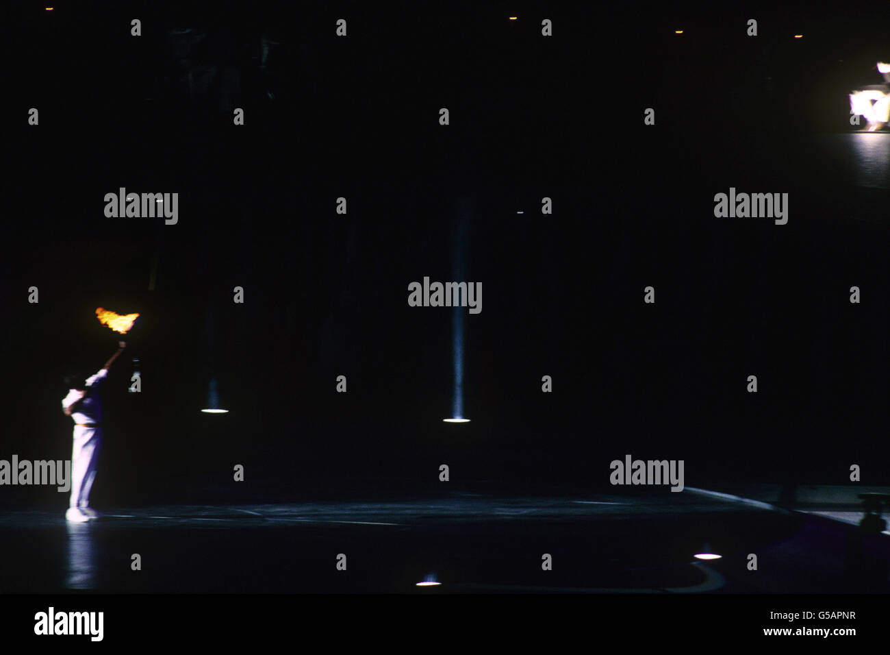 Der Paralympische Antonio Rebollo wird den brennenden Pfeil in den Kessel der Olympischen Flamme feuern, um die Spiele in Barcelona 1992 zu starten. Stockfoto