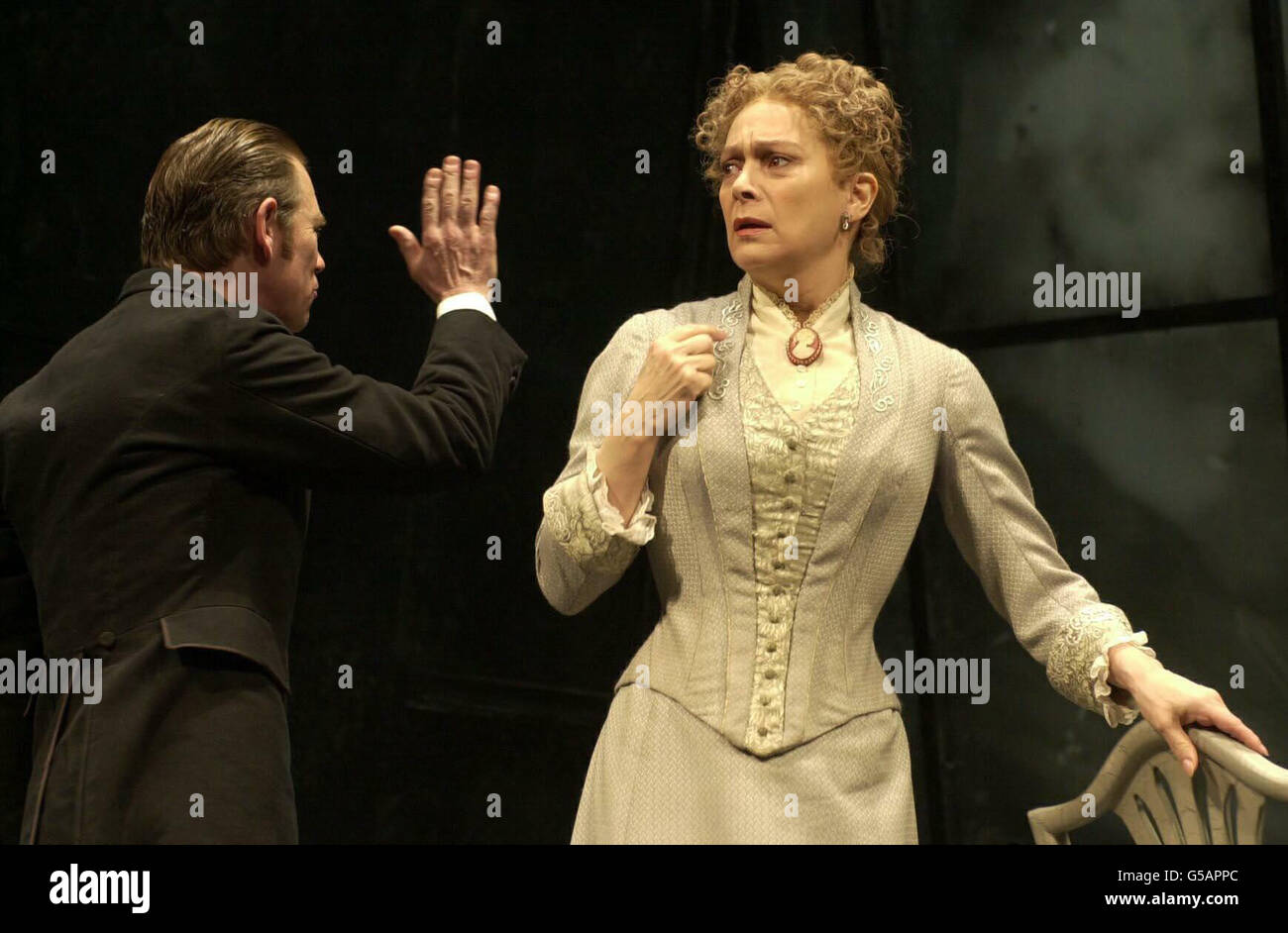 Die Schauspielerin, die im April 2001 am Comedy Theatre in London eröffnet wird, ist die Schauspielerin, die Schauspielerin, Frau Annis und Anthony Andrews, die jeweils die Rollen von Frau Alving und Pastor Manders in einer Produktion von Ghosts spielen. Stockfoto