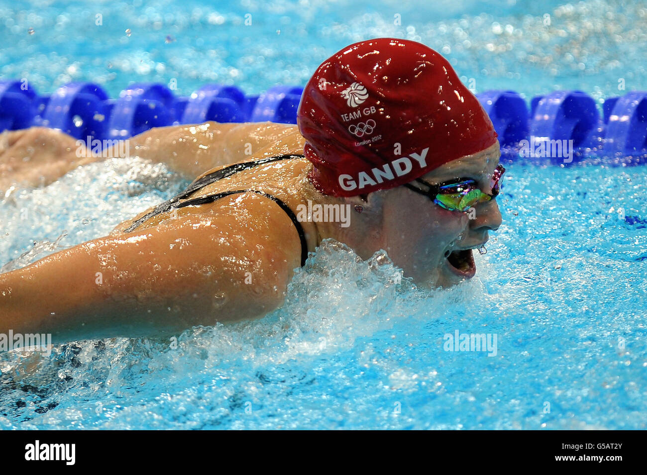 Die Engländerin Ellen Gandy beim Finale des 100m Schmetterlings der Frauen im Aquatics Centre, London, am zweiten Tag der Olympischen Spiele 2012 in London. Stockfoto