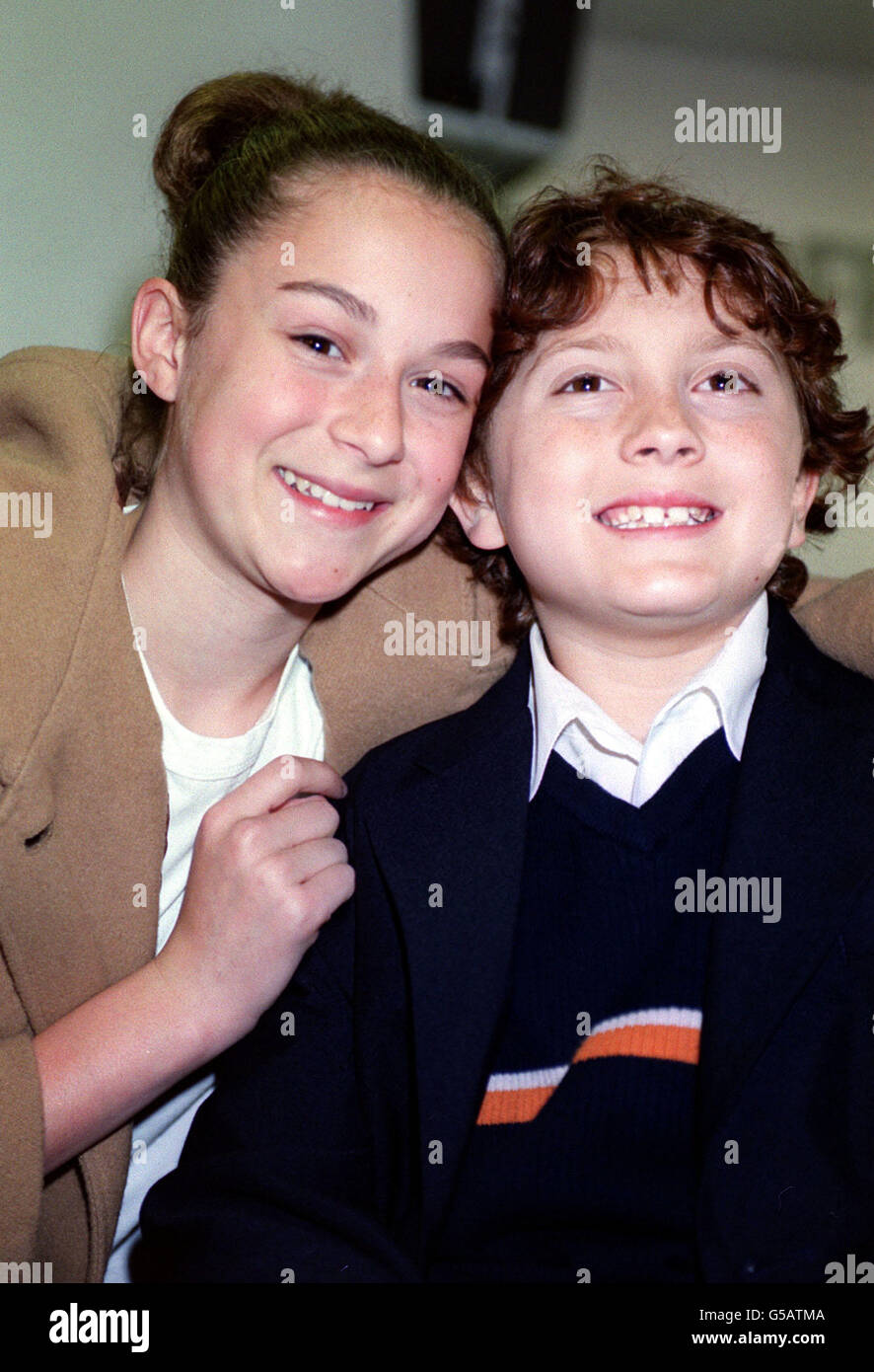 Die Kinderdarsteller Daryl Sabara (rechts) und Alexa Vega, die im Film die Hauptrolle spielen, kommen zur Premiere von „Spy Kids“ im Odeon-Kino am Leicester Square, London. Stockfoto