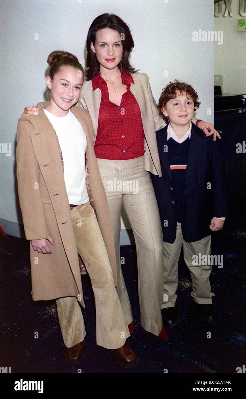 Die L-R-Schauspieler Alexa Vega, Carla Gugino und Daryl Sabara, die Stars des Films, kommen zur Premiere von „Spy Kids“, in dem er die Hauptrolle spielt, im Odeon-Kino am Leicester Square in London an. Stockfoto