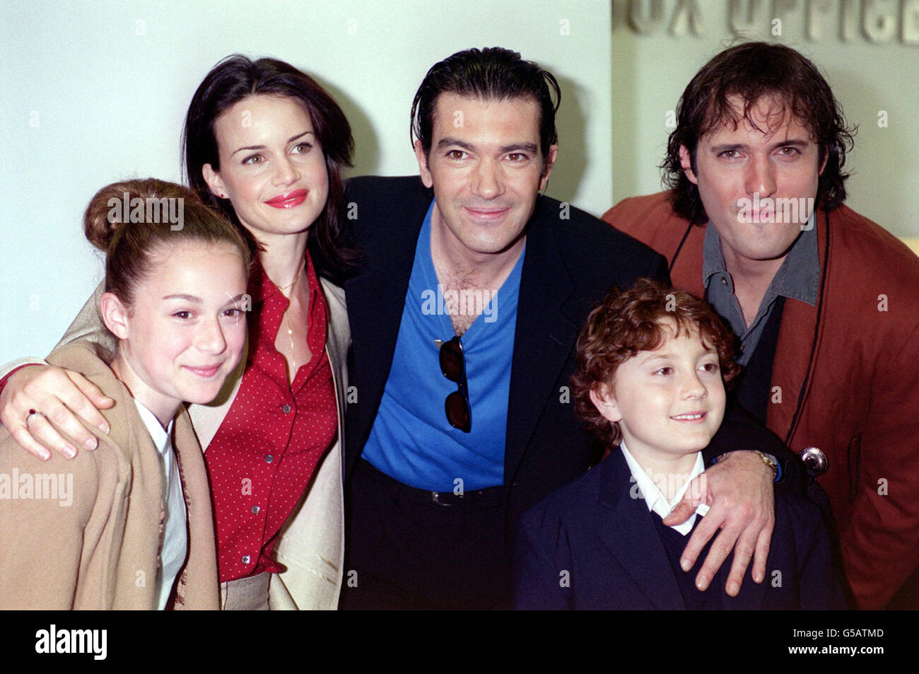 Von links nach rechts kommen die Schauspieler Alexa Vega, Carla Gugino, Antonia Banderas, Daryl Sabara und der Regisseur Robert Rodriguez zur Premiere des Films 'Spy Kids' im Odeon im Londoner West End an. Spy Kids von Robert Rodriquez ist ein 'James Bond' für Kinder, Voller Spielereien und virtueller Realität. Stockfoto