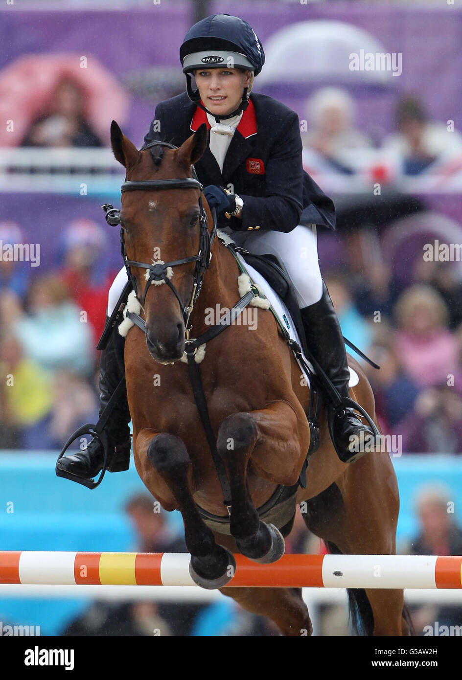 Die britische Zara Phillips auf dem High Kingdom während des Einzeleventing Jumping Finals am vierten Tag der Olympischen Spiele in London im Greenwich Park, London. Stockfoto