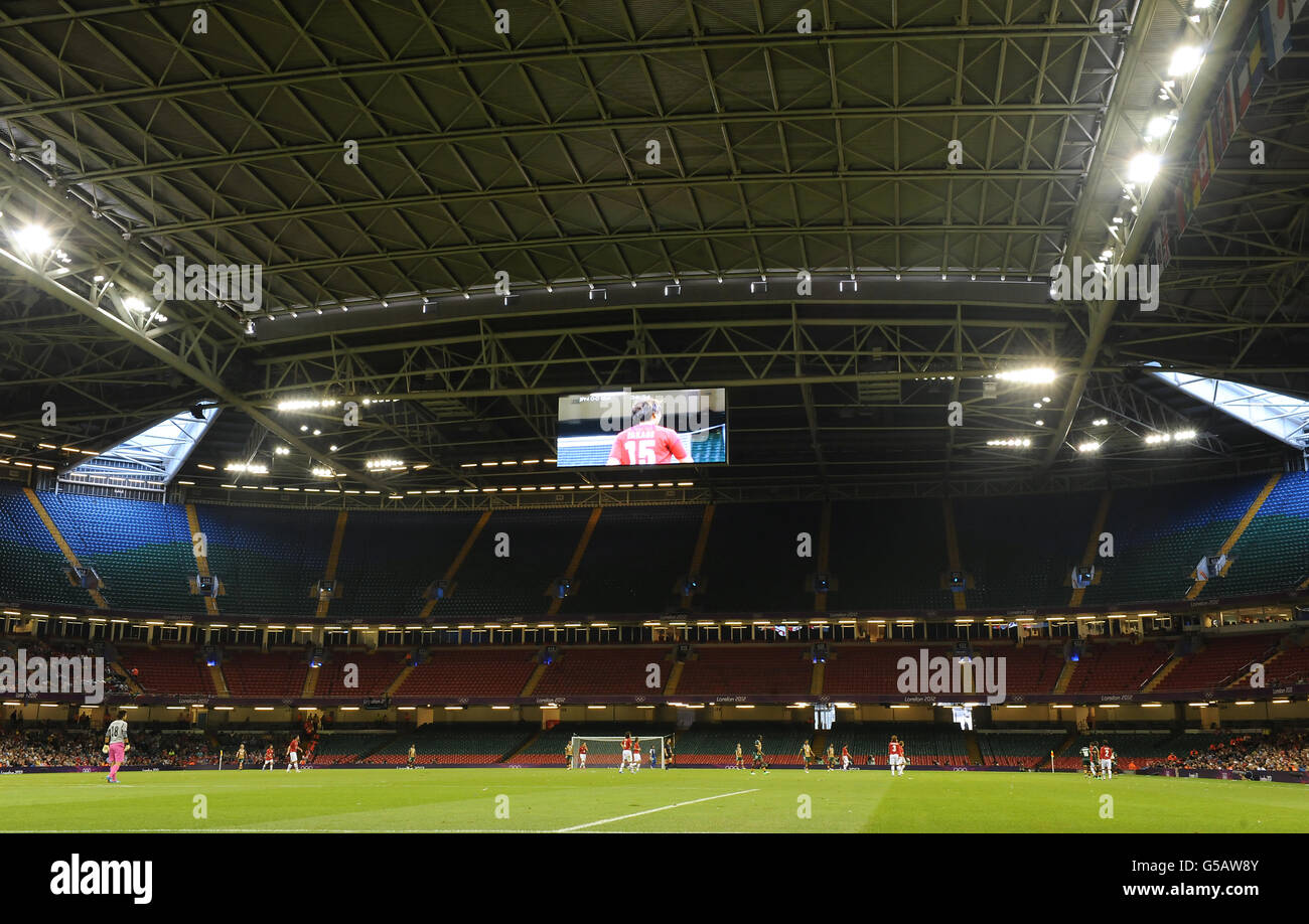 Eine allgemeine Ansicht der Spielaktion zwischen Japan und Südafrika in der Gruppe F im Millennium Stadium in Cardiff, die die Geschichte zum ersten olympischen Fußballspiel macht, das am vierten Tag der Olympischen Spiele 2012 in London unter einem geschlossenen Dach ausgetragen wurde. Stockfoto