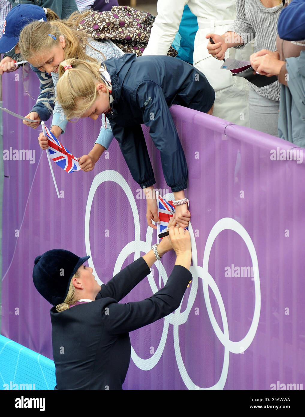 Die britische Zara Phillips signiert Autogramme, nachdem sie am vierten Tag der Olympischen Spiele in London im Greenwich Park in London eine Silbermedaille im Team Eventing gewonnen hatte. Stockfoto