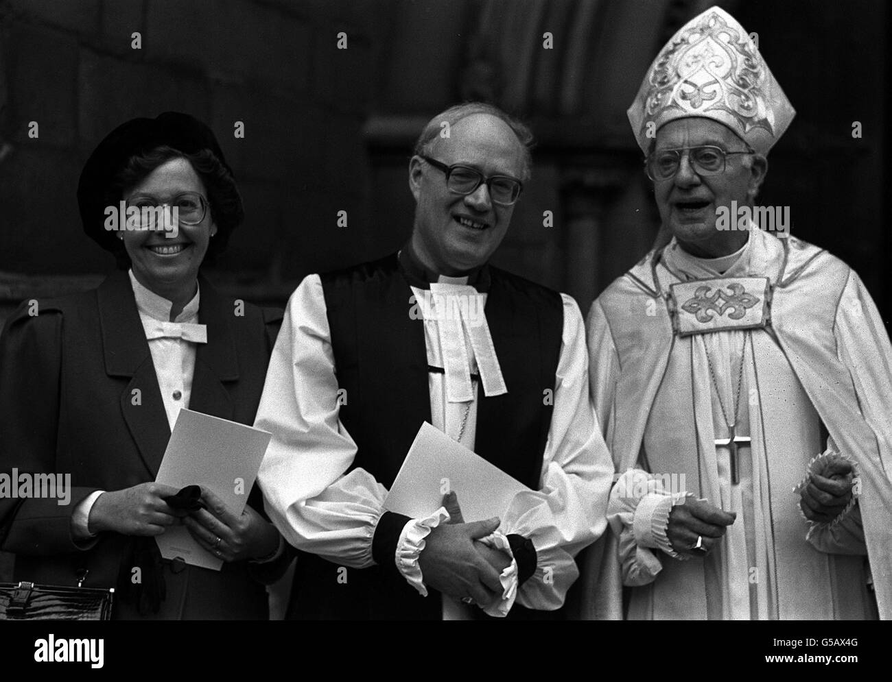 Der Erzbischof von Canterbury, Dr. Robert runcie, weihte Canon George Carey, Principal of Trinity Theological College, Bristol, als Bischof von Bath and Wells. Nach dem Gottesdienst in der Southwark Cathedral wurde Dr. Carey von seiner Frau Eileen begleitet. Stockfoto