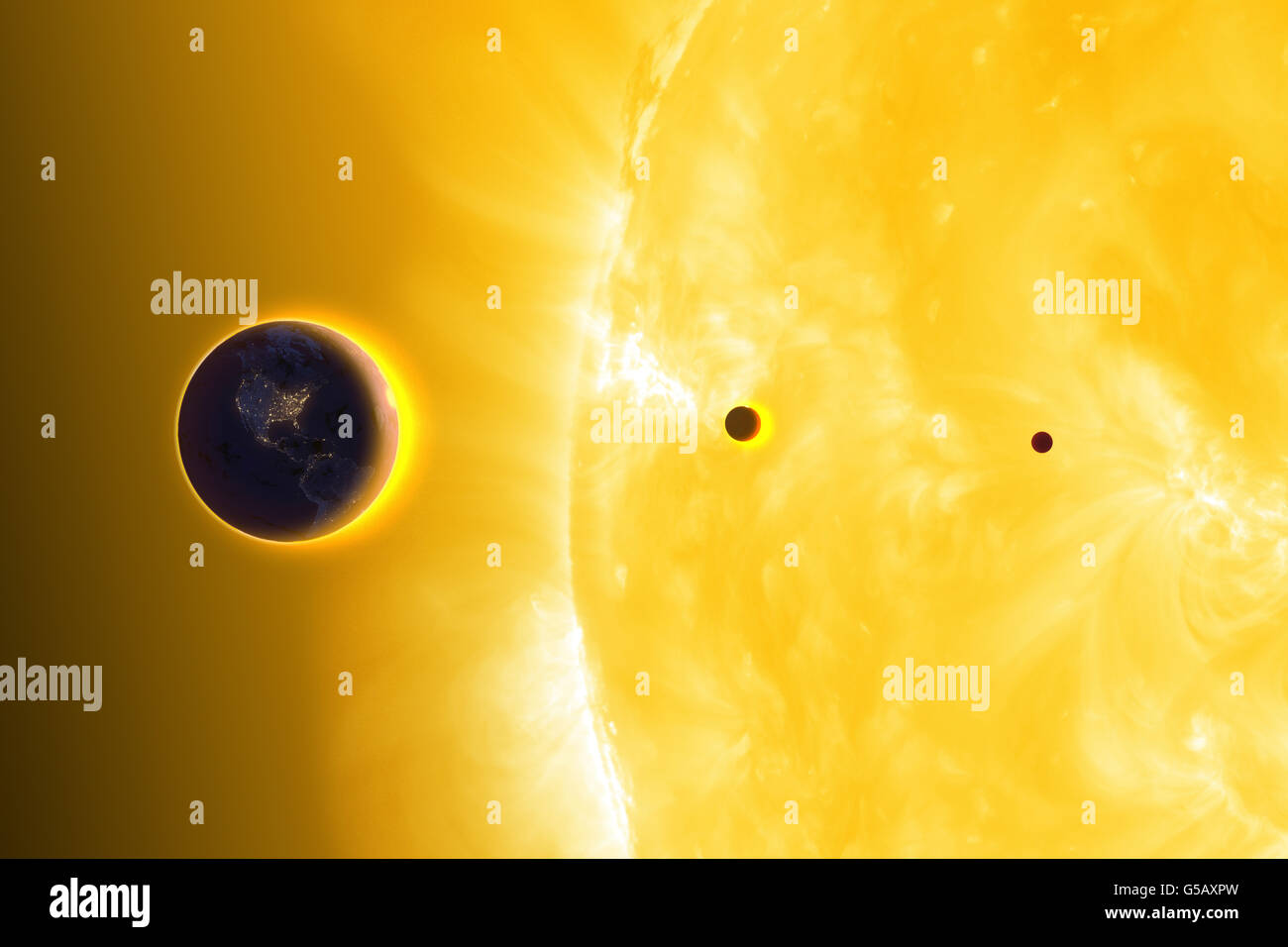 Erde, Venus, Merkur in der Umlaufbahn um die Sonne. Der Sonnen-Durchmesser beträgt ca. 109 mal die Erde Stockfoto