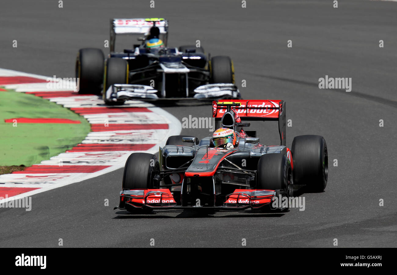 McLaren Mercedes-Pilot Lewis Hamilton führt Williams Bruno Senna während des Grand Prix von Großbritannien auf dem Silverstone Circuit in Silverstone an. Stockfoto