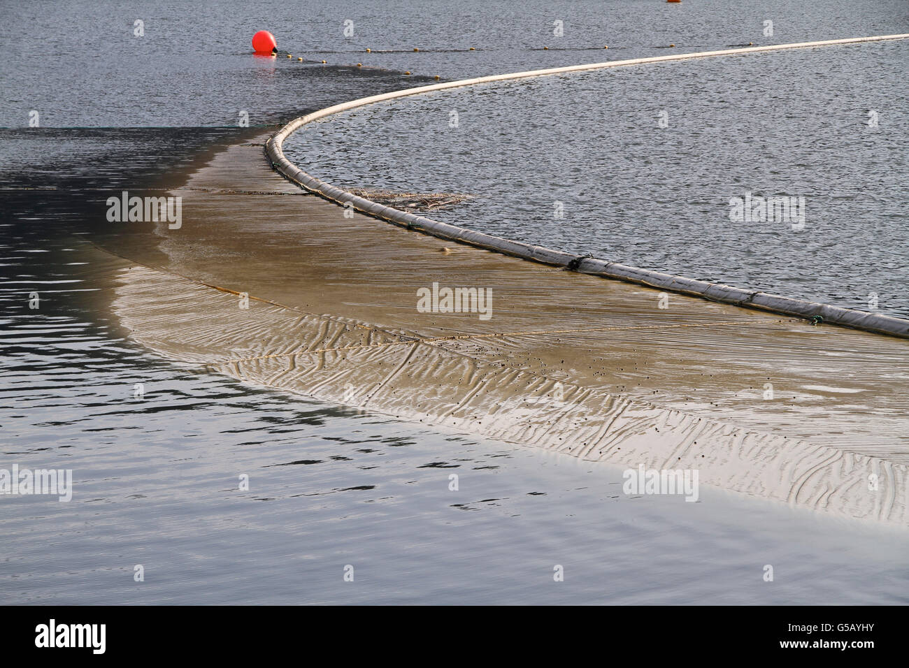 Öl-Boom Verschmutzung durch eine Baustelle zu stoppen Stockfoto