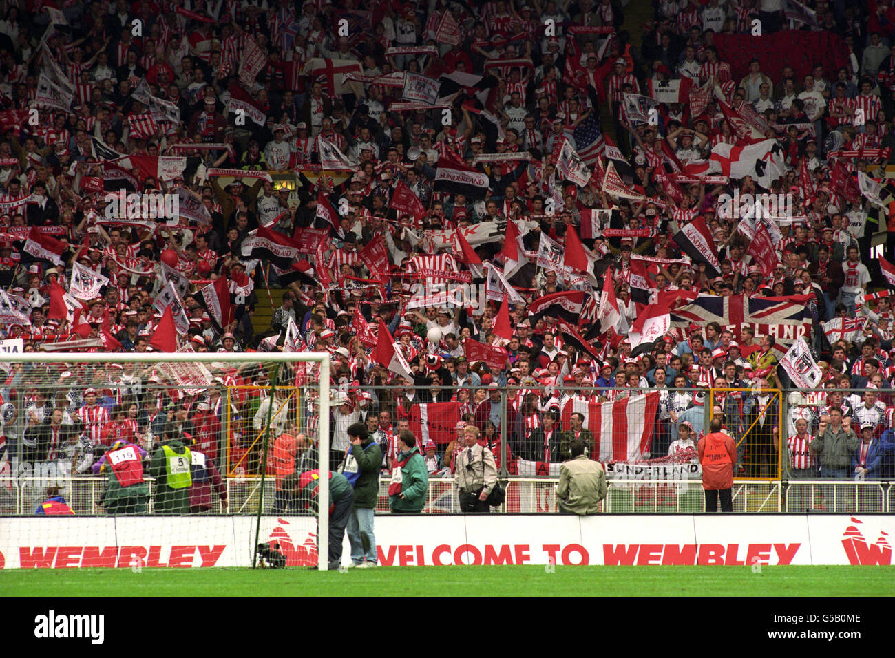 Fußball - FA Cup Finale - Liverpool gegen Sunderland - Wembley Stadium. Sunderland Fans hinter dem Tor winken Fahnen und Schals. Stockfoto