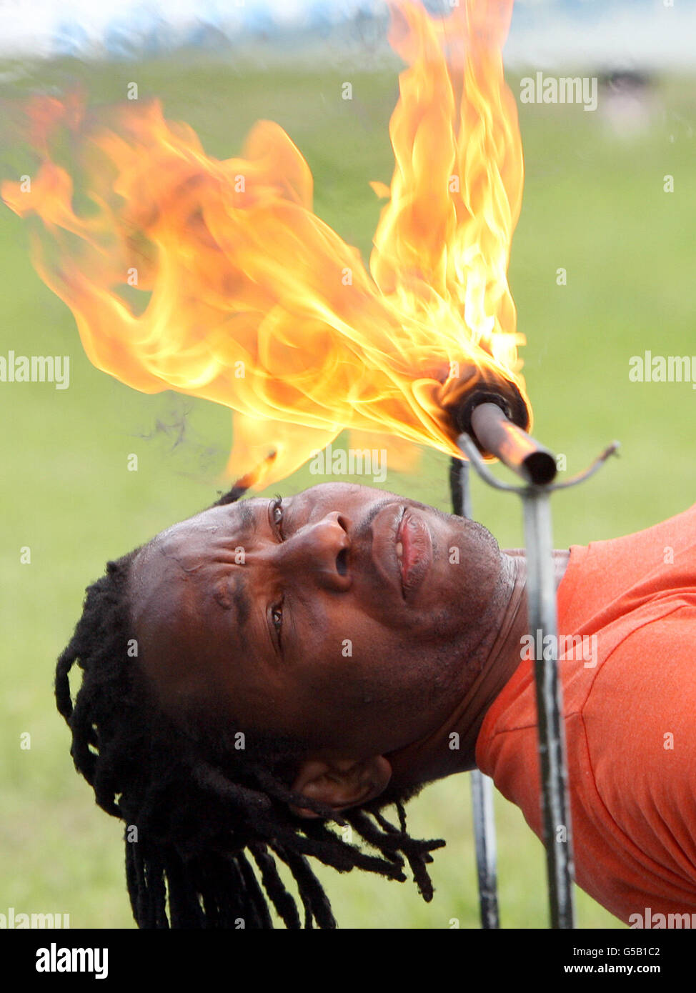 Ein afrikanischer Krieger tanzt in der Hauptarena beim Kampf der keltischen Riesen im Schloss Glenarm, Teil des Dalriada Festivals. Stockfoto