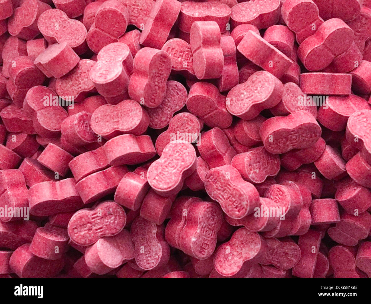 Neu gepresst Pillen Ecstasy genannte "Mastercard" Ecstasy-Pillen, die zwischen 200-210mg MDMA (3,4-Methylendioxy-N-Methylamphetamin). Erstmals im Oktober 2015. Pillen die gleiche Darstellung wurden mit dem tragischen Tod von 17 Jahre altes Mädchen Faye Allen bei einem "Don't Let Daddy weiß (DLDK)" Event im Victoria-Lager in Trafford, Greater Manchester am 1. Mai 2016 verknüpft. News Berichte deuten darauf hin wurde der Teenager zum ersten Mal MDMA und sie verbraucht eine Tablette, auch über die erforderliche Dosis verdoppeln. Stockfoto
