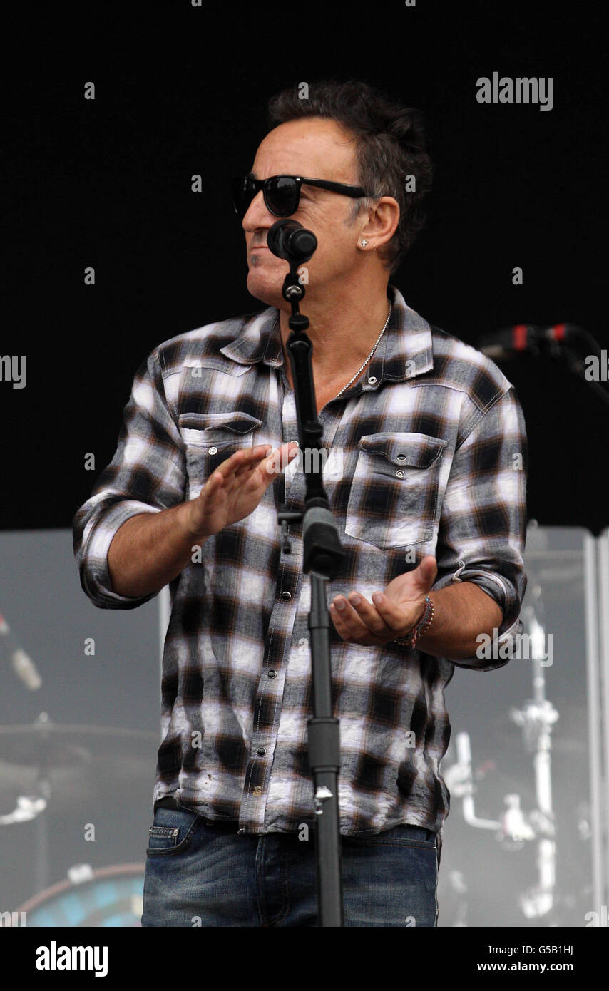 Bruce Springsteen stellt John Fogerty beim Hard Rock Calling Music Festival im Hyde Park, London, vor. DRÜCKEN SIE VERBANDSFOTO. Bilddatum: Samstag, 14. Juli 2012. Siehe PA Story SHOWBIZ Hardrock. Das Foto sollte lauten: Lewis Whyld/PA Wire Stockfoto