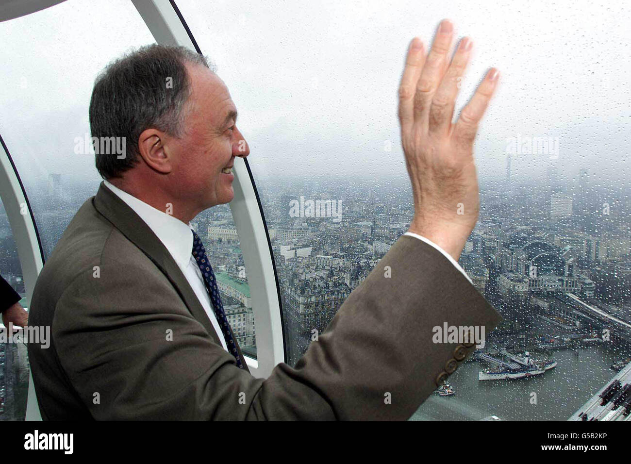 Der Bürgermeister von London, Ken Livingstone, im British Airways London Eye, um den ersten Geburtstag der riesigen Touristenattraktion zu feiern. Das Riesenrad wurde vor einem Jahr eröffnet und ist bei den Besuchern der Hauptstadt zu einem großen Favoriten geworden. *...das Rad hat sich 9,855 Mal gedreht und 3.5Millionen zahlende Kunden für eine Fahrt genommen. PA Foto: Jeremy Selwyn/Evening Standard ROTA Stockfoto