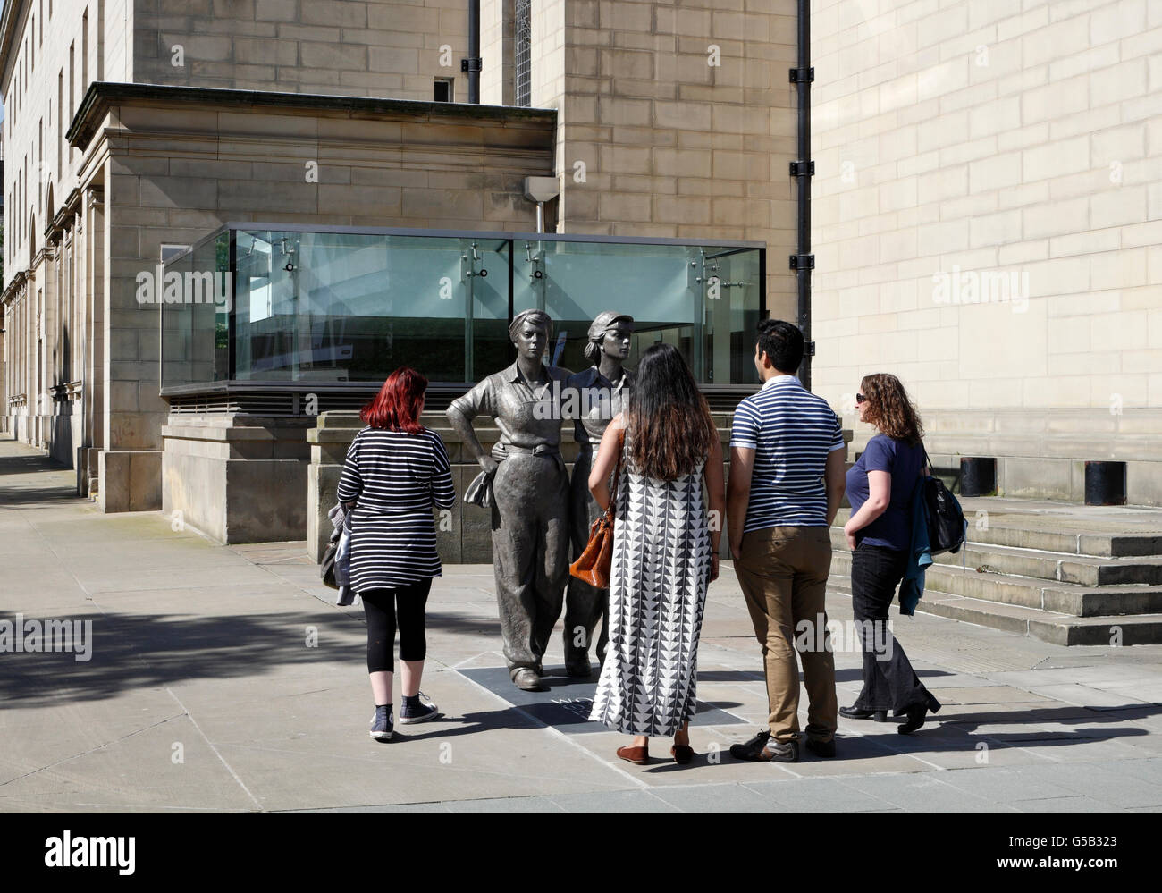 Menschen, die die Skulptur der Frauen aus Stahl bewundern, vor dem Stadtzentrum von Sheffield, England, Großbritannien Stockfoto