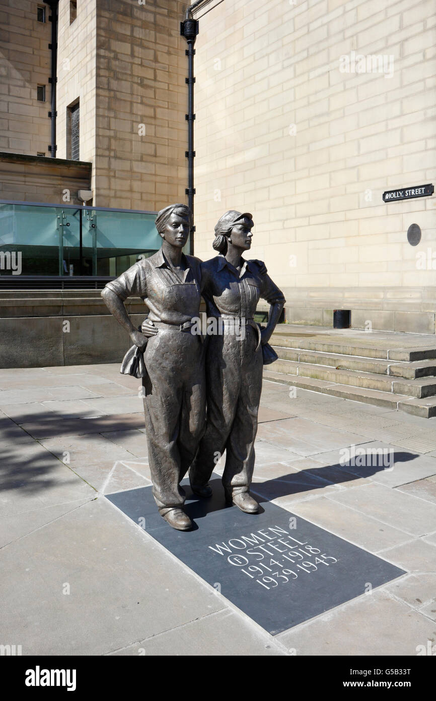 Frauen aus Stahl-Statue, Barkers Pool Sheffield City Hall Stadtzentrum England öffentliche Kunst Stockfoto