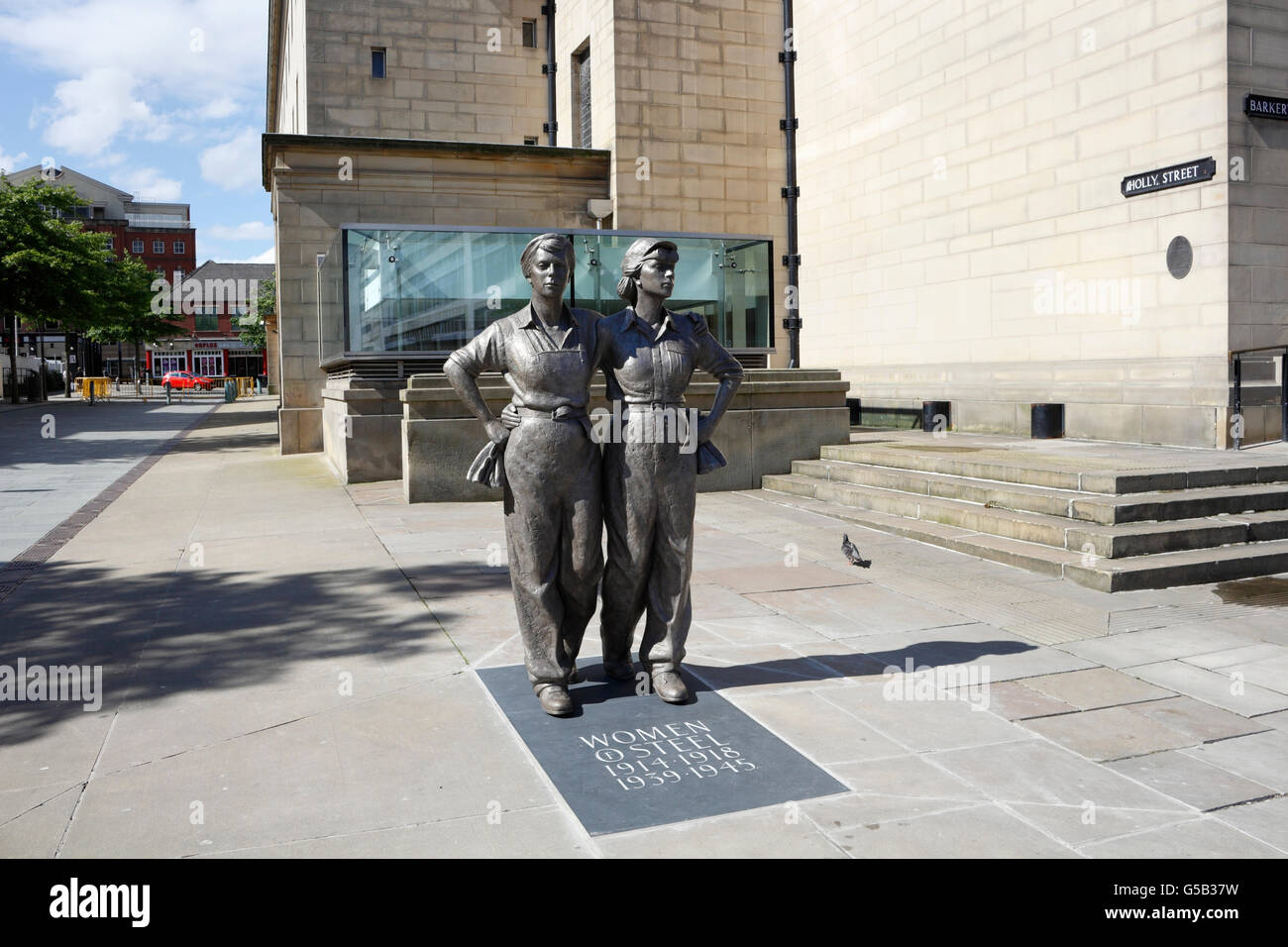Frauen aus Stahl-Statue, Barkers Pool Sheffield Rathaus England Stadtzentrum öffentliche Kunst Stockfoto