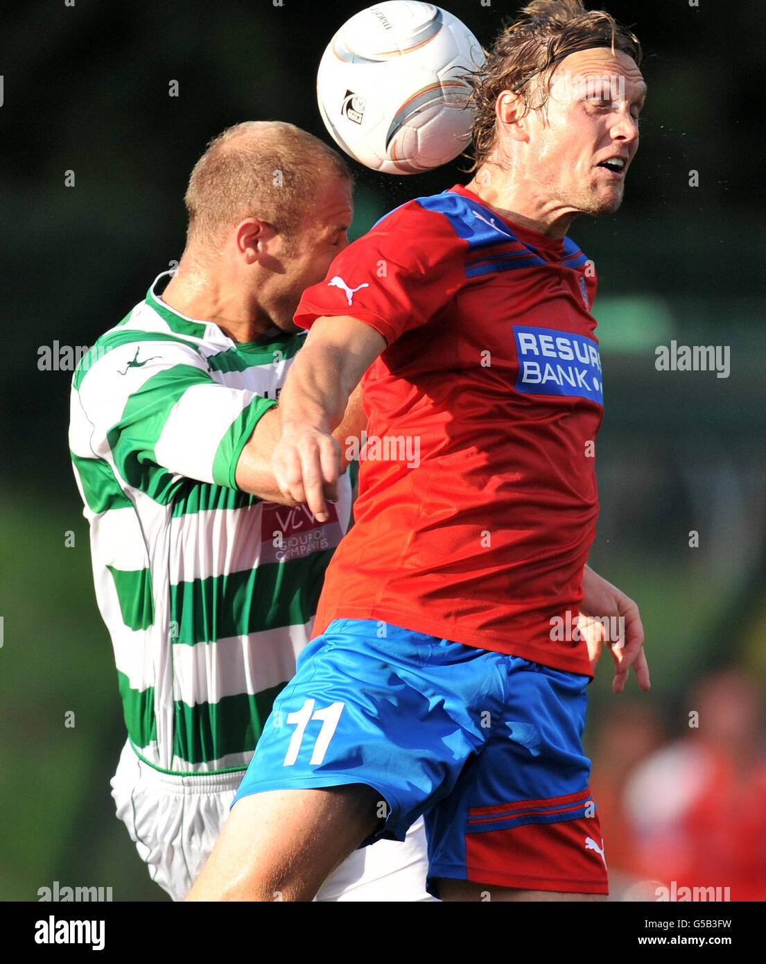 Helsingborgs Thomas Braathen-Sjrum kämpft mit den New Saints Steven Evans während der UEFA Champions League-Qualifikation im Park Hall Stadium in Oswestry um den Ball. Stockfoto