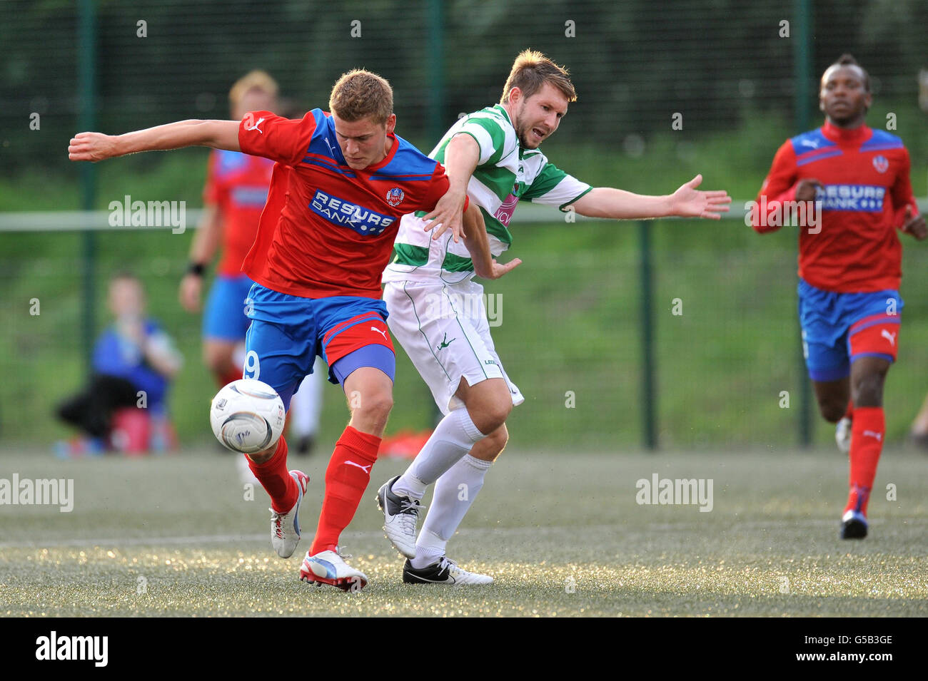 Helsingborgs Alfred Finnbogaso kämpft während der UEFA Champions League Qualifikation im Park Hall Stadium in Oswestry mit dem New Saints' Christopher Seargeant um den Ball. Stockfoto