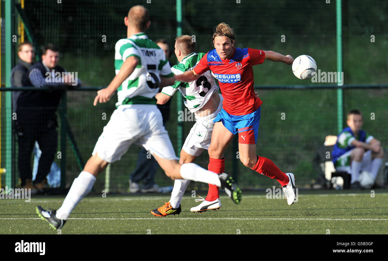 Helsingborgs Thomas Braathen-Sjrum kämpft mit dem New Saints' Christopher Marriot während der UEFA Champions League Qualifikation im Park Hall Stadium in Oswestry um den Ball. Stockfoto