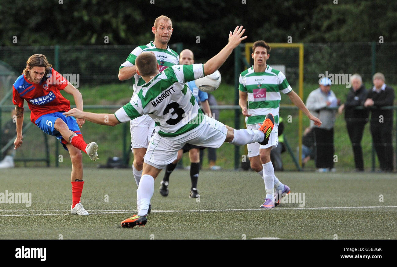 Helsingborgs Daniel Wordmarr schießt weit vorbei an den New Saints Christopher Marriot und Steven Evans während der UEFA Champions League Qualifikation im Park Hall Stadium, Oswestry. Stockfoto