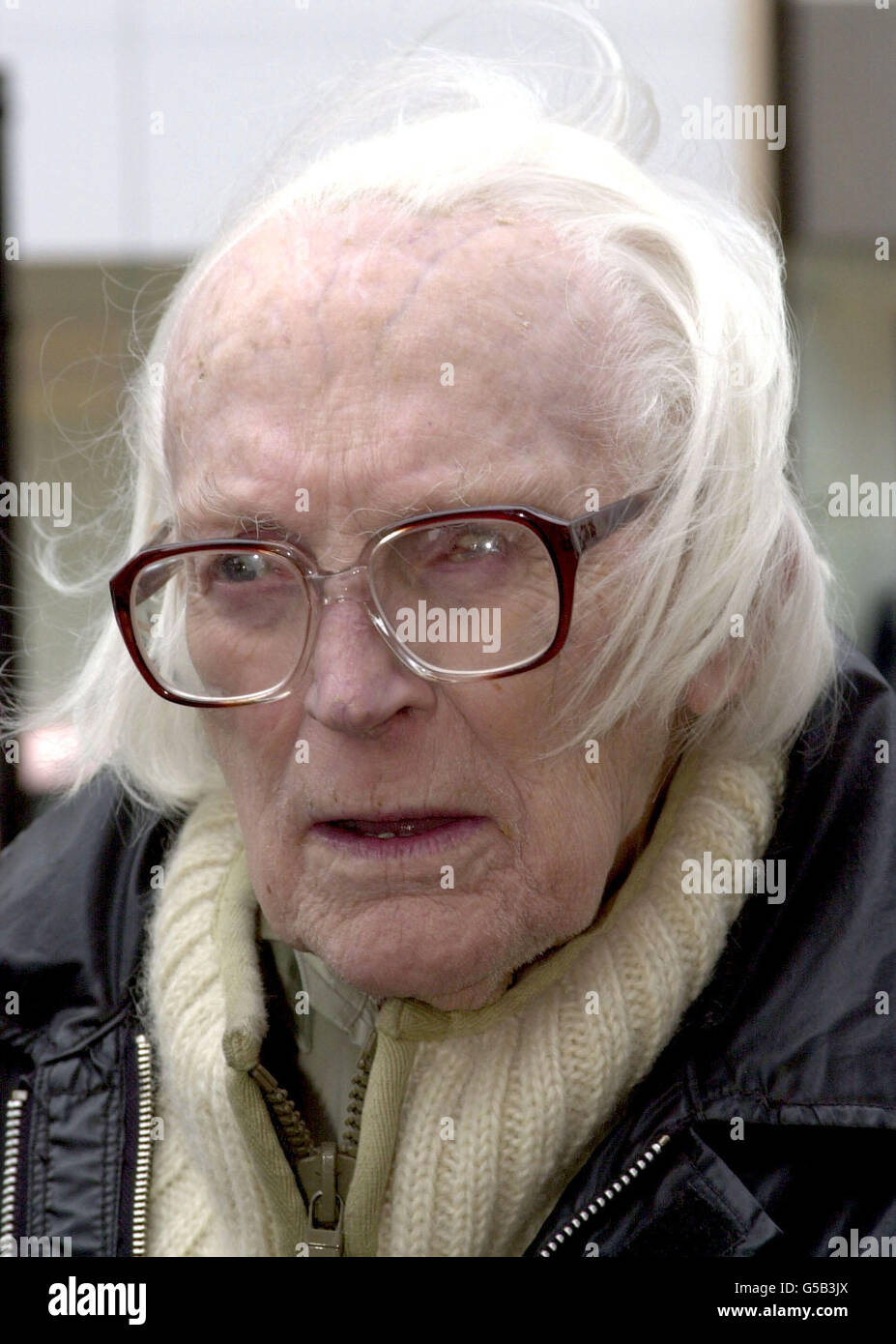 Der ehemalige Labour-Chef Michael Foot während der Einführung einer blauen Gedenktafel zu Ehren des Gewerkschaftsführers und Staatsmannes Ernest Bevin, die von Außenminister Robin Cook enthüllt wurde. * die Gedenktafel des englischen Kulturerbes kennzeichnet den Wohnblock, in dem der Arbeitsminister des Krieges von 1931 bis 1939 in London lebte. Die Veranstaltung war eine Chance für die alte Wache aus der Politik und der Labour-Bewegung, die neuen zu treffen. Stockfoto