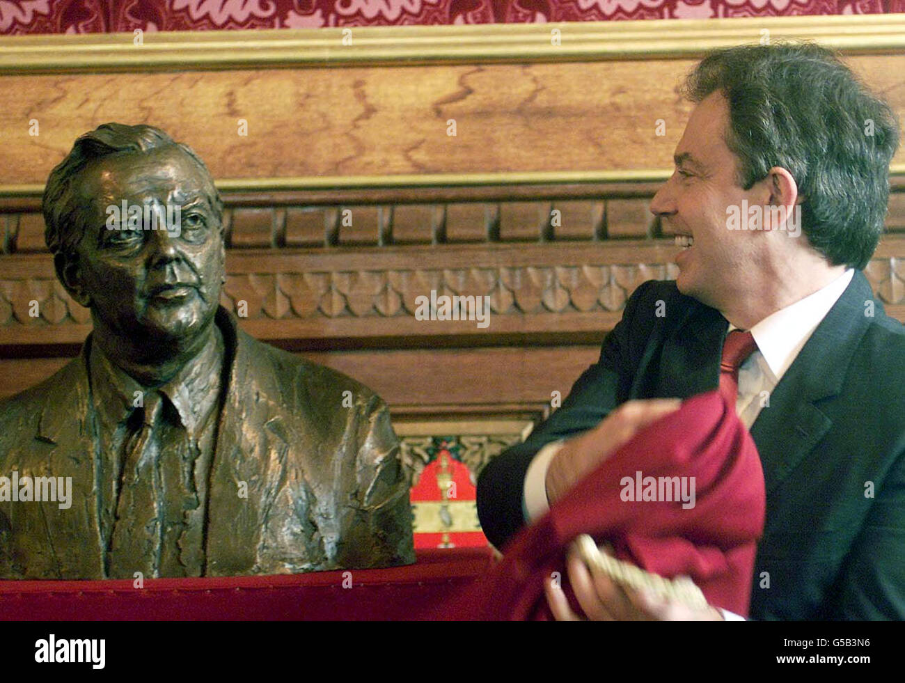 Der britische Premierminister Tony Blair enthüllt im Londoner Unterhaus eine Bronzebüste von Lord Wilson von Rievaulx, Labours dienstältestem Premierminister, bei einer Zeremonie, an der Lady Wilson und andere Mitglieder der Familie des verstorbenen Premierministers teilnahmen. *Harold Wilson, der mit 31 Jahren der jüngste Minister seit Pitt wurde, starb 1995 im Alter von 79 Jahren. Die Skulptur wird schließlich ihren Platz neben Gleichnissen anderer Premierminister des 20. Jahrhunderts in der Mitgliederlobby der Commons einnehmen. Stockfoto