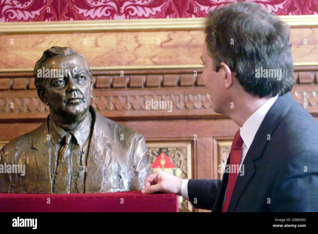 Der britische Premierminister Tony Blair enthüllt im Londoner Unterhaus eine Bronzebüste von Lord Wilson von Rievaulx, Labours dienstältestem Premierminister, bei einer Zeremonie, an der Lady Wilson und andere Mitglieder der Familie des verstorbenen Premierministers teilnahmen. * Harold Wilson, der mit 31 Jahren der jüngste Minister des Kabinetts seit Pitt wurde, starb 1995 im Alter von 79 Jahren. Die Skulptur wird schließlich ihren Platz neben Gleichnissen anderer Premierminister des 20. Jahrhunderts in der Mitgliederlobby der Commons einnehmen. Stockfoto