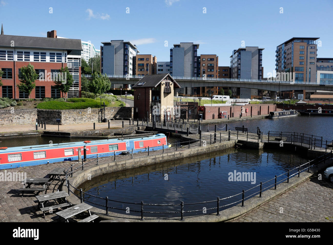 Sheffield Canal, Victoria Quays und Wohnblocks England UK. Britisches Stadtbild Inner City Urban Canal Kai Stockfoto