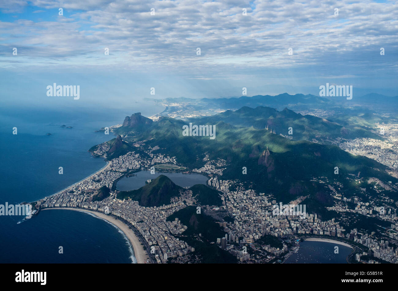 Luftaufnahme des Teil von Rio De Janeiro Zone Süd - Copacabana-Strand im linken Vordergrund, Ipanema und Leblon Strände in Links-Mitte, Corcovado-Berg mit seinen Christus der Erlöser Statue in Mitte-rechts-umgeben von Tijuca Wald, Lagoa Rodrigo de Freitas in Mitte und Pedra da Gavea & Barra da Tijuca Borough im Hintergrund. Es ist die reichste Region der Stadt und wird von Tausenden von Touristen aus verschiedenen Teilen der Welt das ganze Jahr besucht. Stockfoto