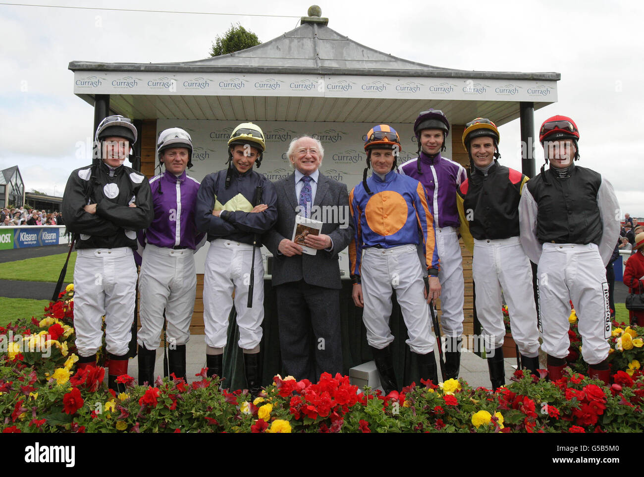 Präsident Michael D Higgins posiert mit den Jockeys vor den Darley Irish Oaks während des Darley Irish Oaks Wochenendes auf der Curragh Racecourse, Co. Kildare, Irland. Stockfoto